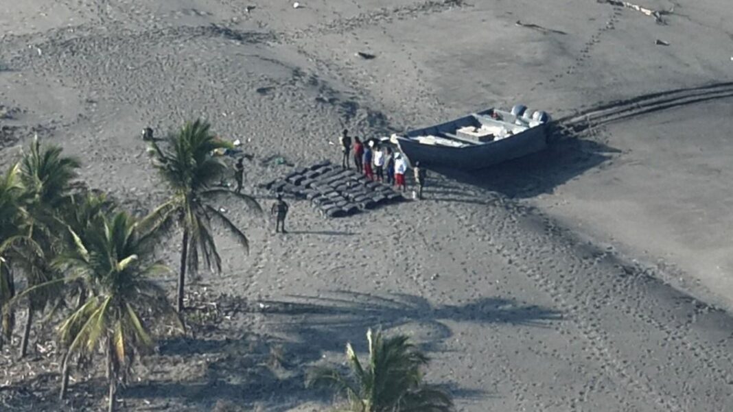 Embarcación asegurada por la Marina con bultos de presunta cocaína frente a costas de Chiapas