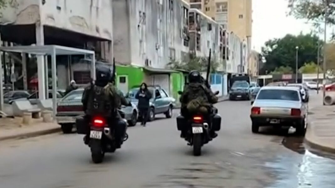Helicóptero de la Policía Bonaerense sobrevuela el barrio Fuerte Apache durante megaoperativo antinarco