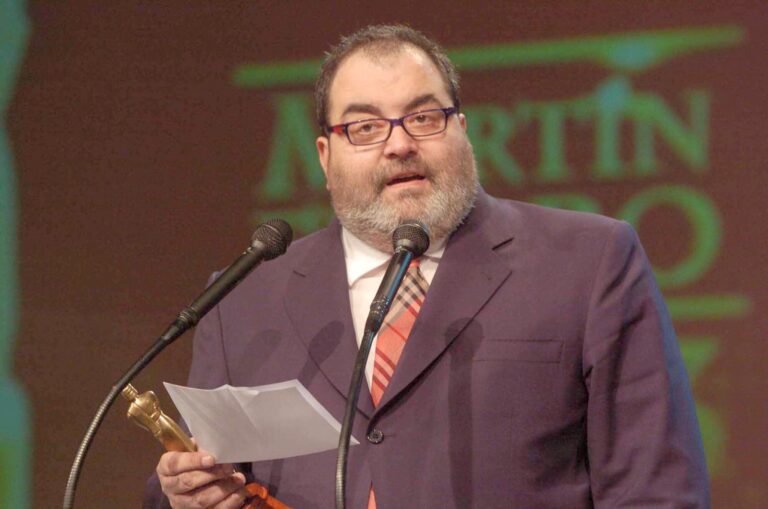 Escenario de los premios Martín Fierro con estatuillas