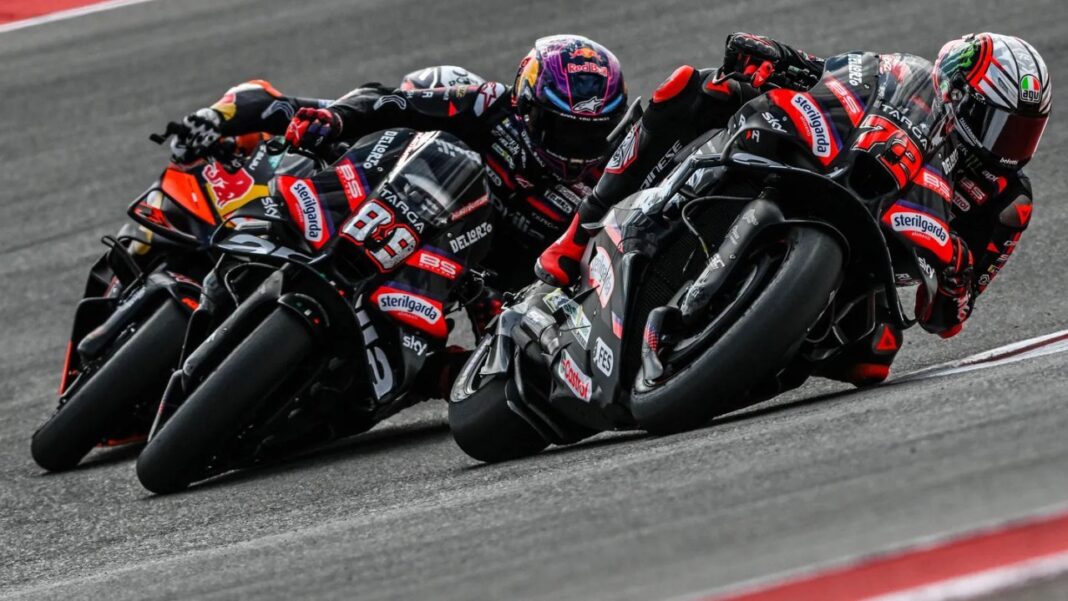 Marco Bezzecchi en el podio del Gran Premio de Italia de MotoGP en Mugello