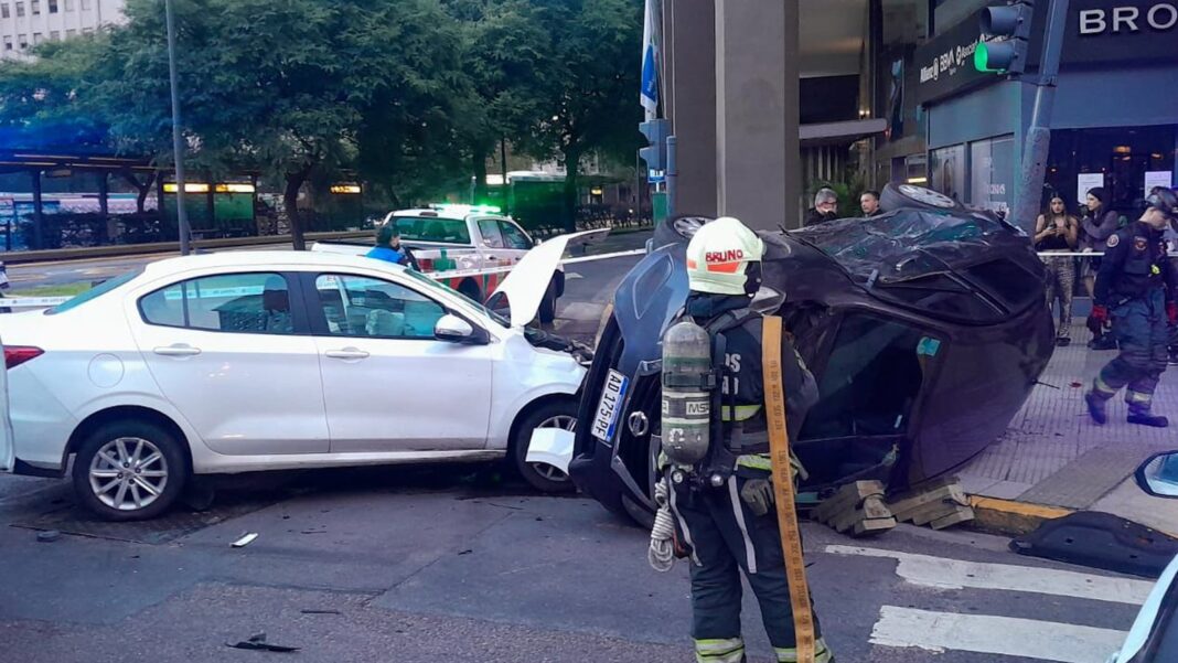 Vehículos accidentados en avenida Córdoba durante el feriado del 25 de mayo