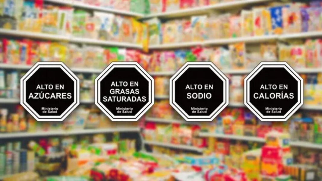 Sellos octogonales negros de advertencia nutricional en envases de alimentos