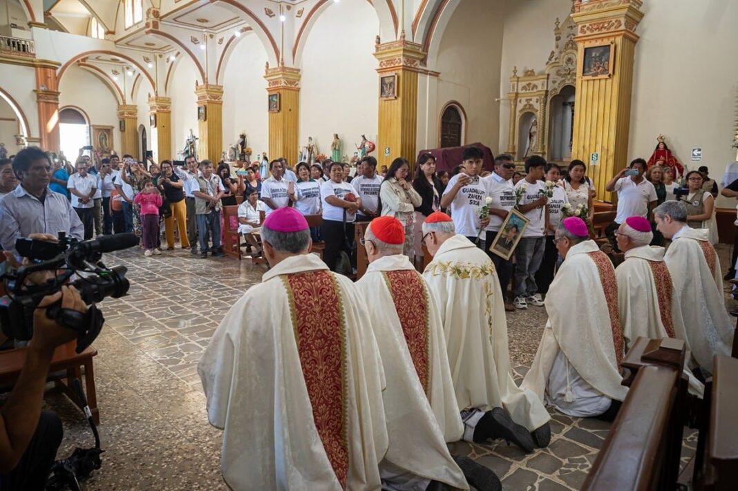 Misa en parroquia San Juan Bautista de Catacaos con obispos y comuneros Tallán
