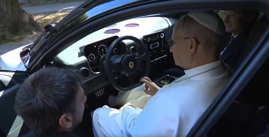 Papa León XIV sentado en el asiento del conductor de un Ferrari eléctrico