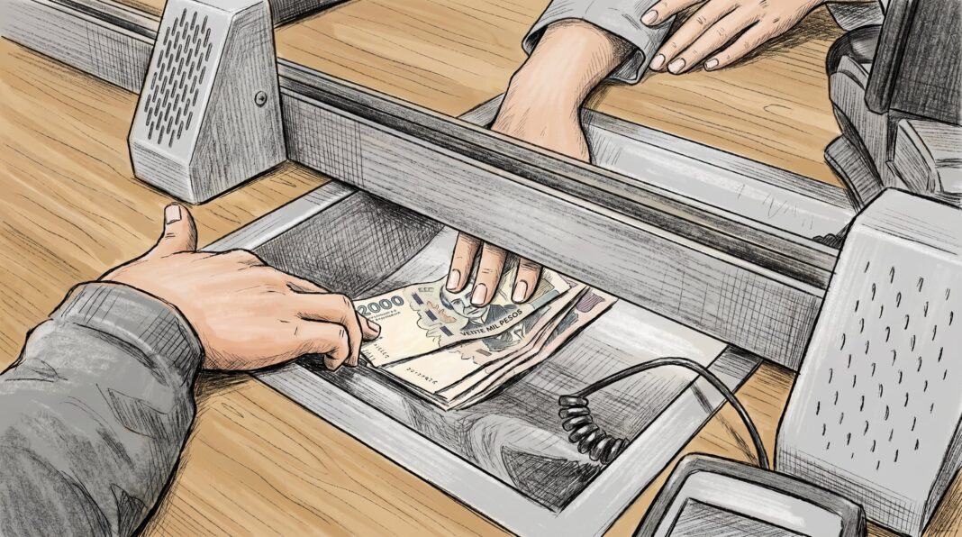 Calculadora y billetes de pesos argentinos sobre una mesa, representando inversión en plazo fijo