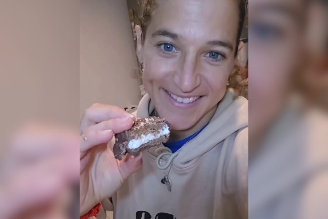 Paula Pareto sosteniendo un alfajor casero de garbanzos y yogur griego