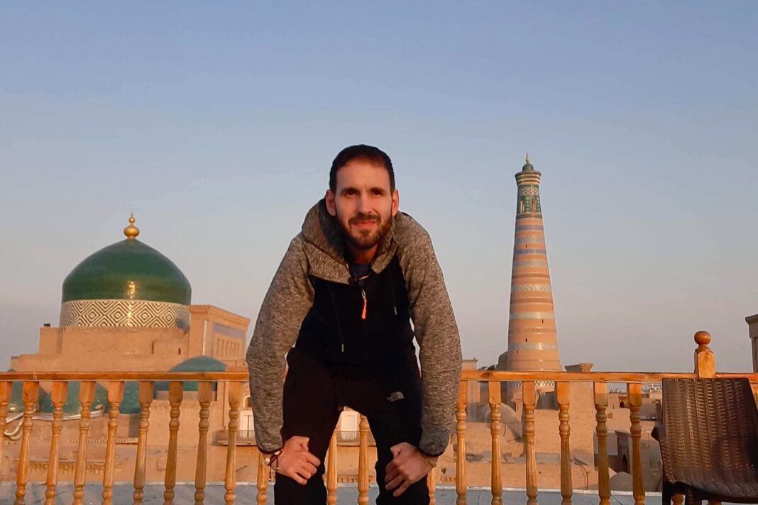 Fernando Caíno durante su viaje por el mundo