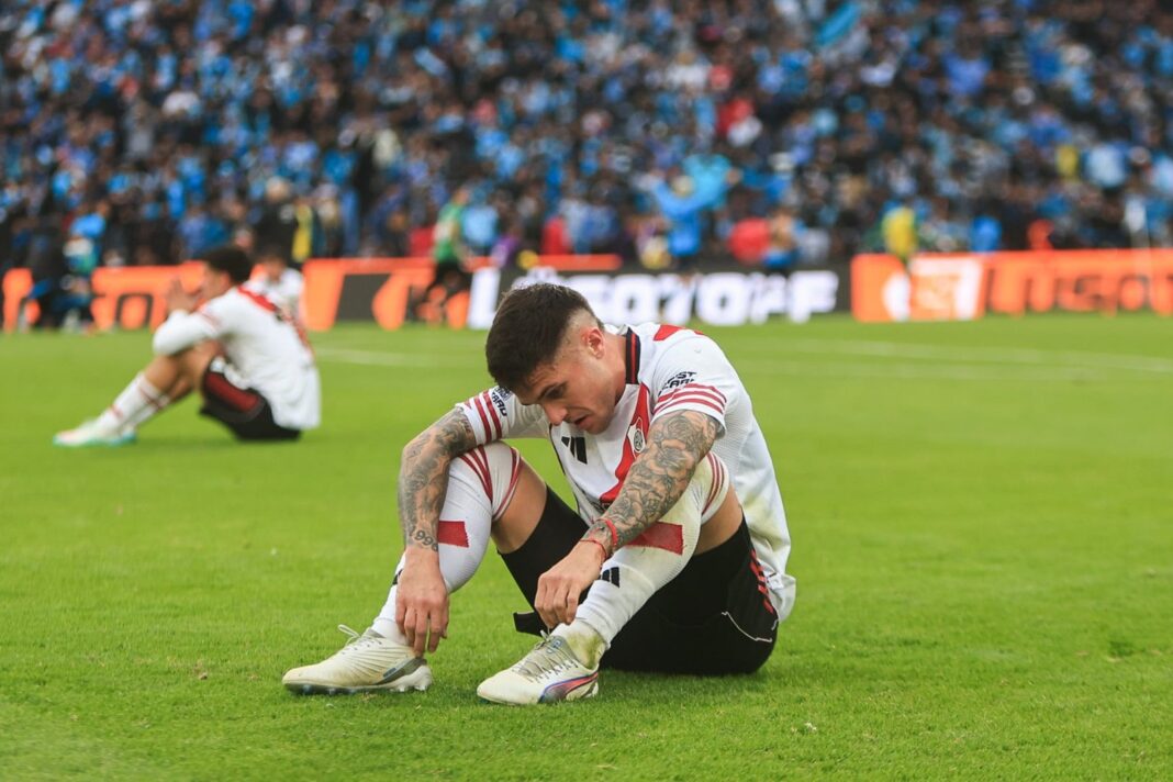 Jugadores de River Plate caminan cabizbajos tras la derrota en la final ante Belgrano en el estadio Mario Alberto Kempes