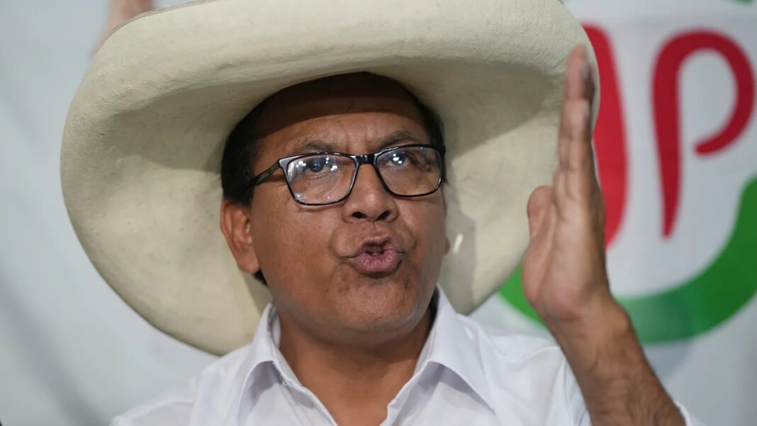 Roberto Sánchez con sombrero chotano durante declaraciones
