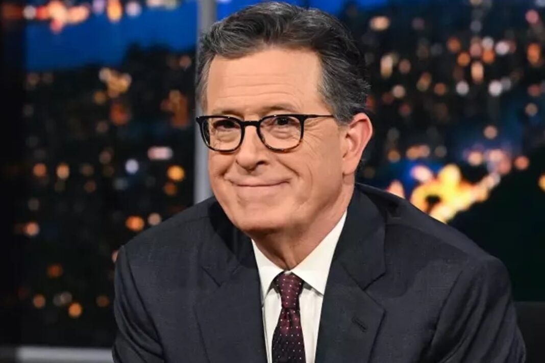 Stephen Colbert en el escenario del Teatro Ed Sullivan durante la última emisión de The Late Show