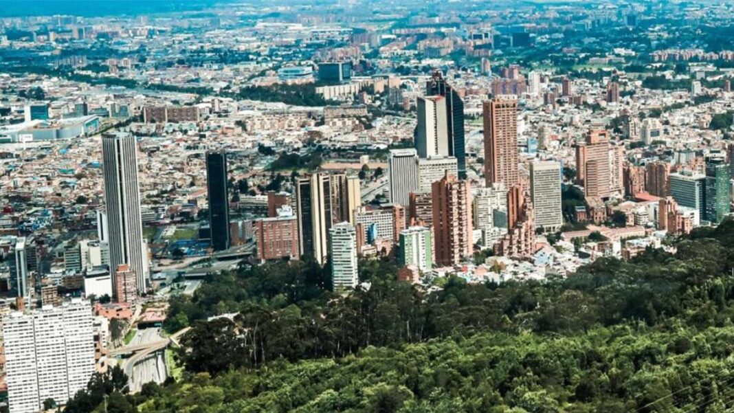 Vista de Bogotá con cielo nublado