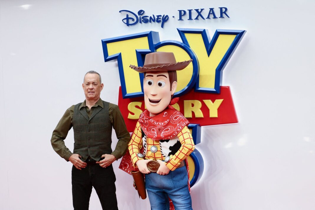 Tom Hanks en el lanzamiento británico de Toy Story 5 en Londres