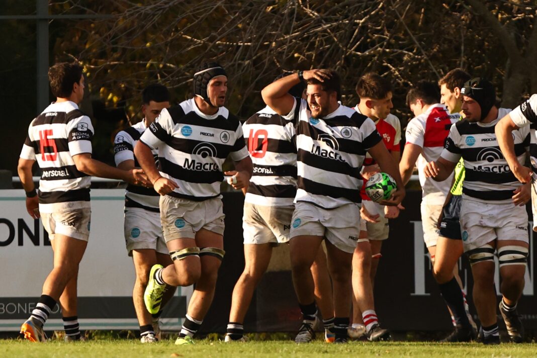 Jugadores del CASI celebrando un try durante el partido contra Los Matreros