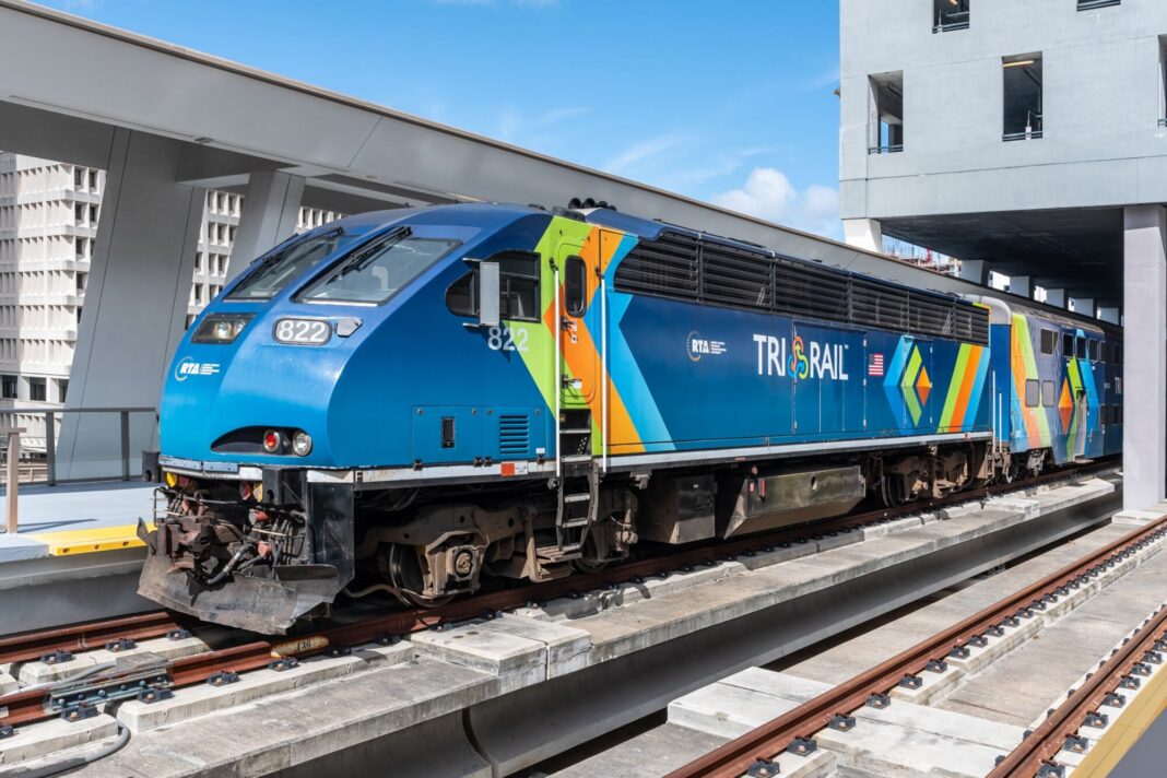 Tren Tri-Rail en estación de Florida con pasajeros