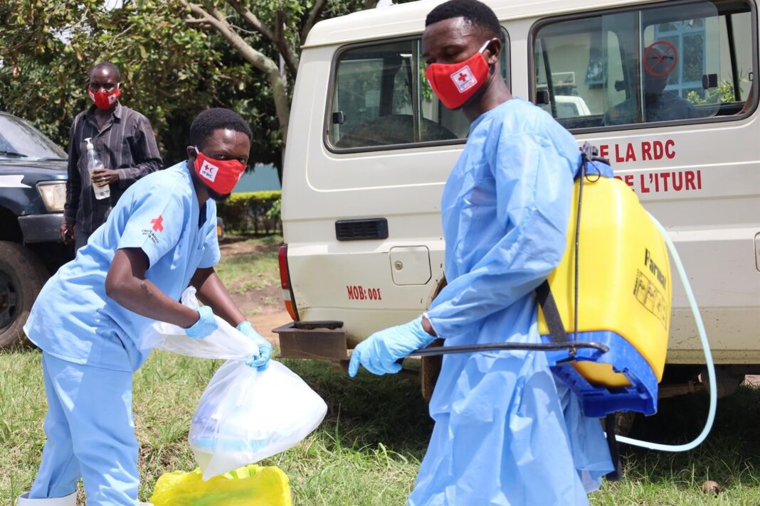 Personal sanitario con equipo de protección en Uganda