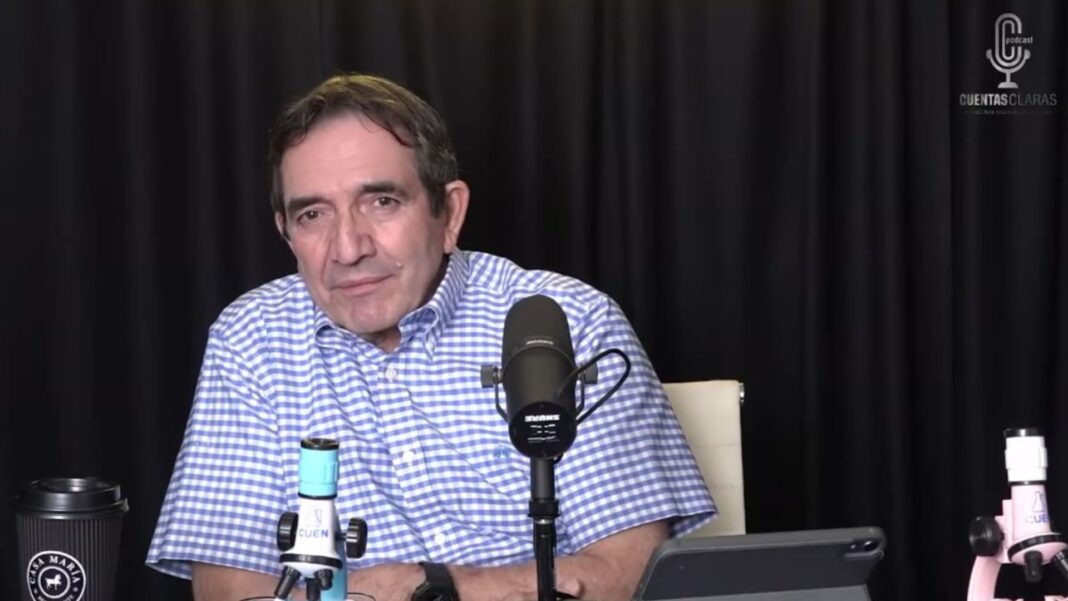 Héctor Melesio Cuén Ojeda durante la grabación de su pódcast Cuentas Claras