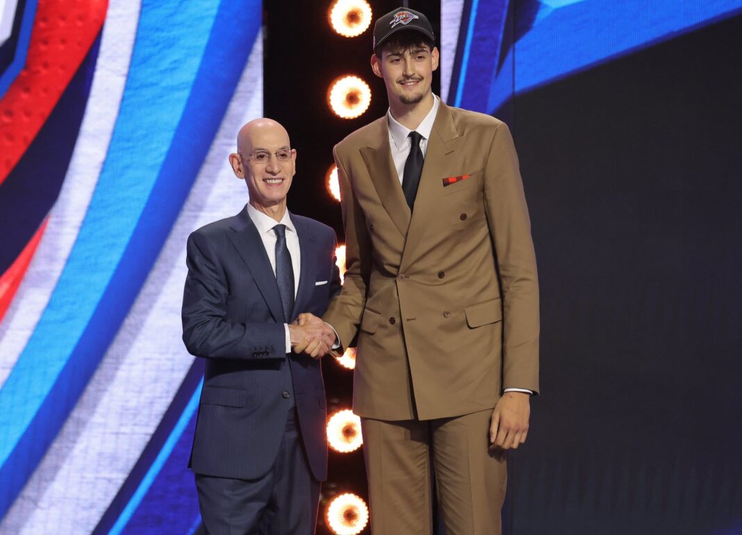 Aday Mara y Sergio de Larrea en el draft de la NBA de 2026 en el Barclays Center de Nueva York