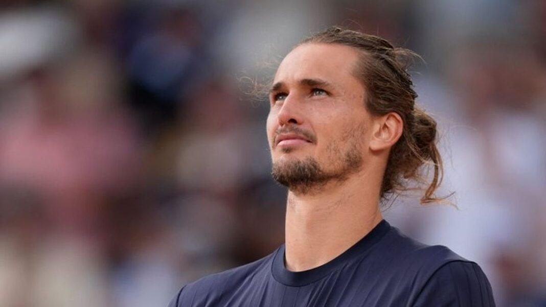 Alexander Zverev sosteniendo el trofeo de campeón de Roland Garros