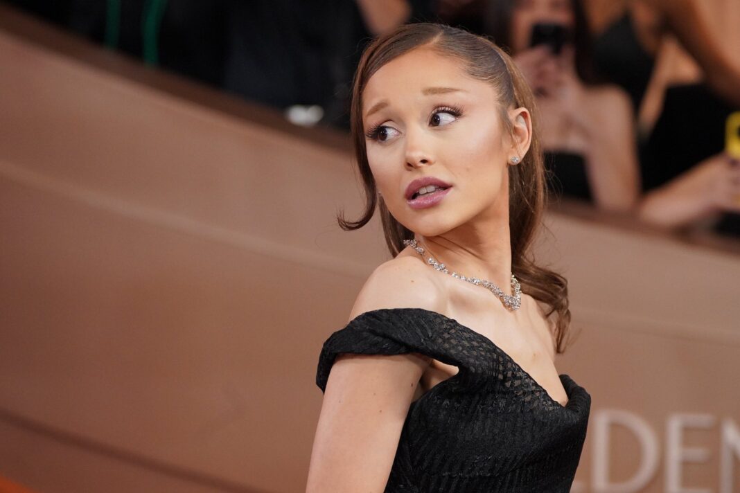 Ariana Grande y Ethan Slater en un evento