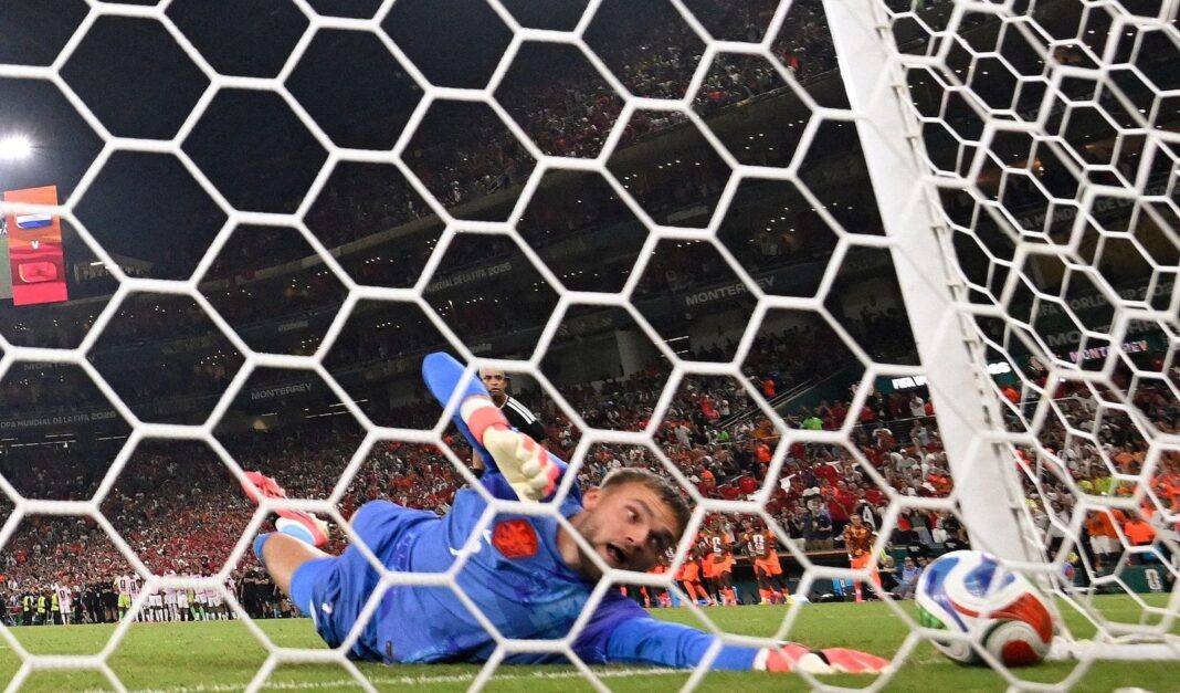 Bart Verbruggen arrodillado en el área tras el autogol durante la tanda de penales entre Países Bajos y Marruecos en el Mundial 2026