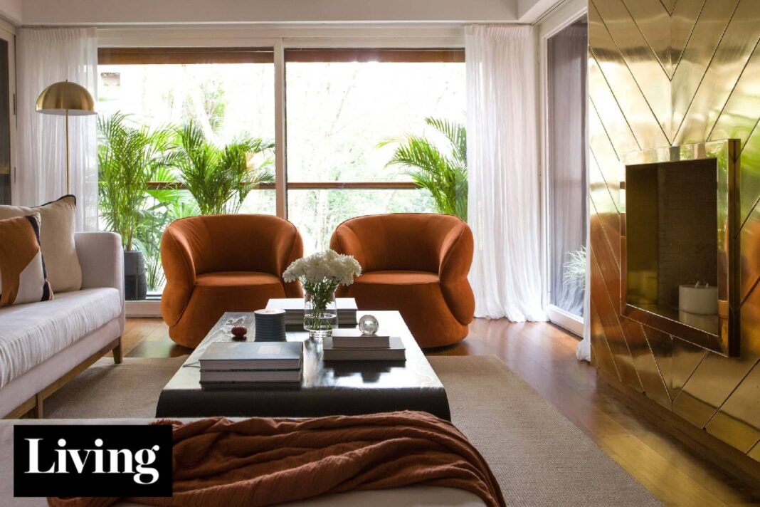 Ventanal del living con vista a palmeras en departamento reformado años 70
