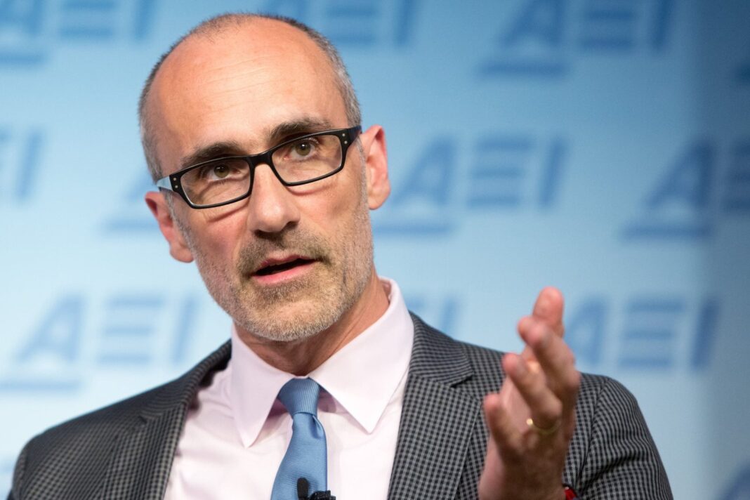 Arthur Brooks, catedrático de Harvard, hablando sobre felicidad y aprendizaje