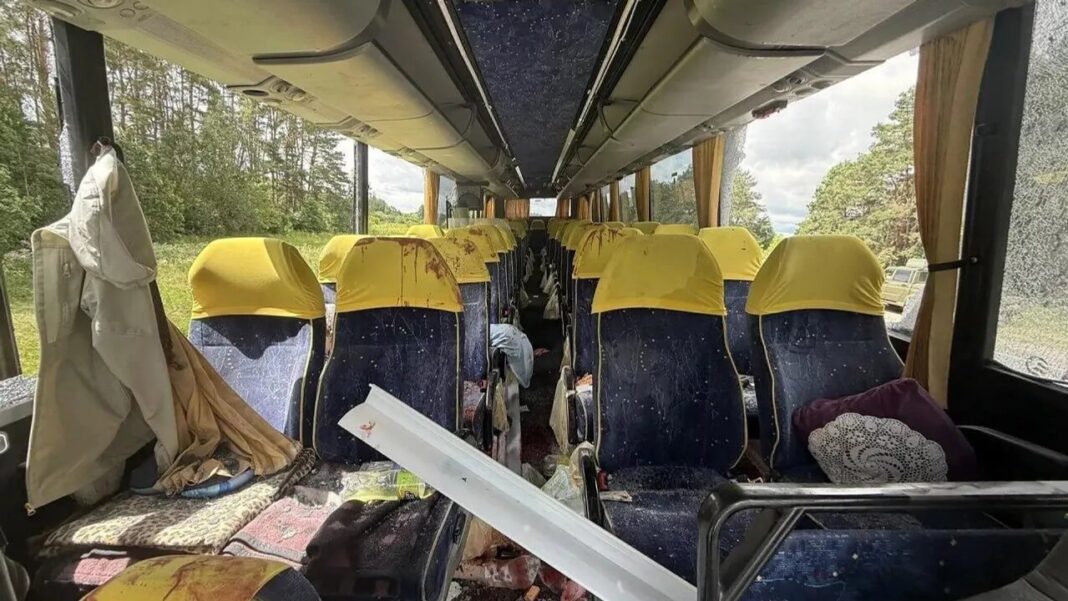 Interior del autobús dañado por el impacto del dron