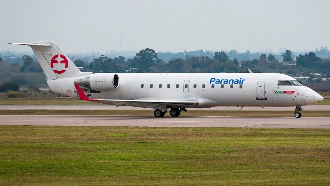 Avión de Paranair en pista de aeropuerto
