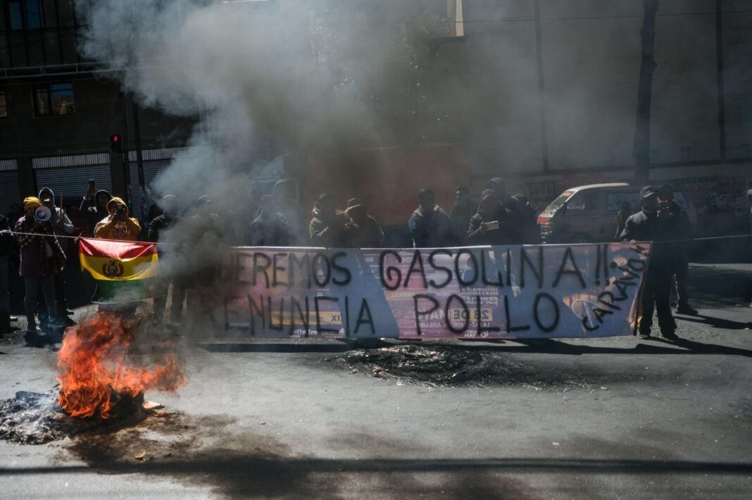 Manifestantes bloquean una carretera en Bolivia