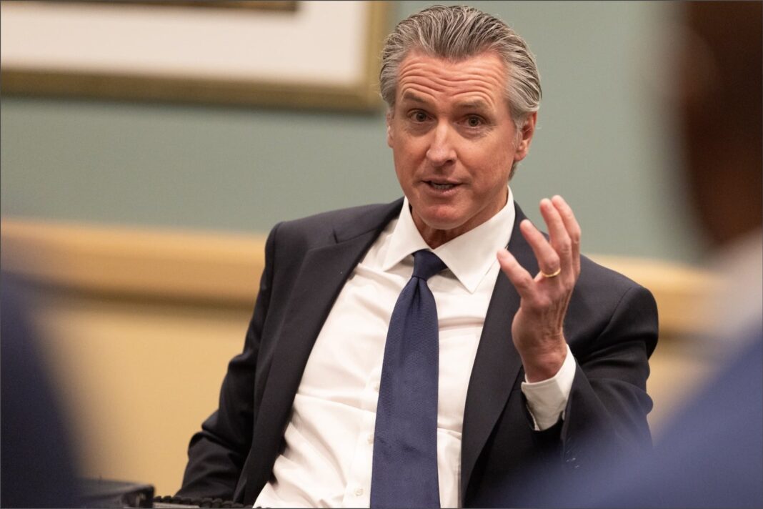 Gobernador Gavin Newsom anunciando el bono de vivienda en California