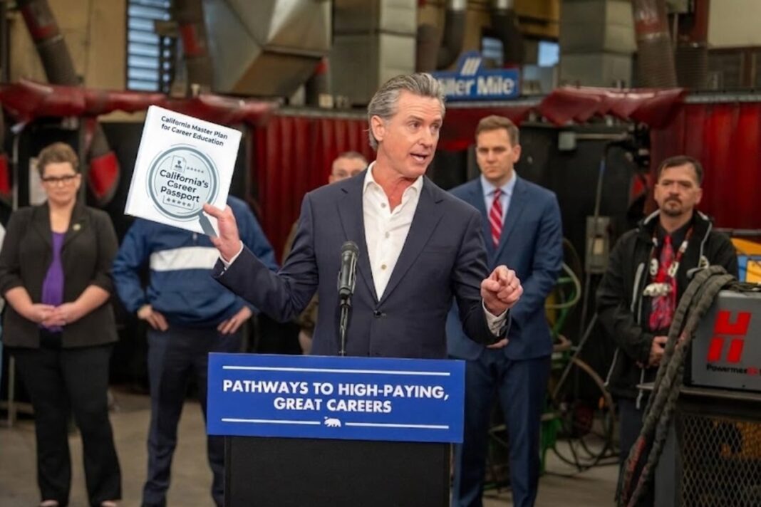 Gobernador de California Gavin Newsom durante anuncio del pasaporte laboral