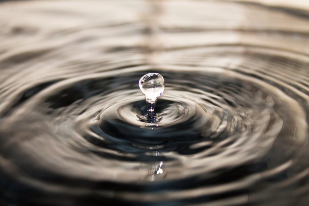 Gota de agua sobre una superficie