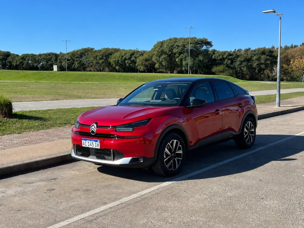 Citroën C4 Hybrid MAX visto de perfil sobre fondo blanco