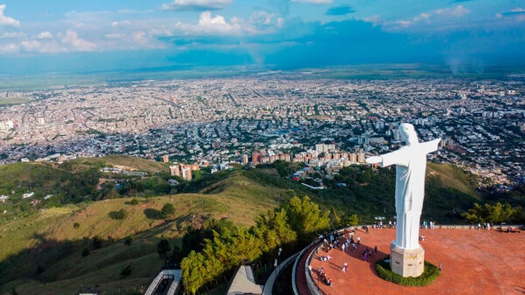 Vista panorámica de la ciudad de Cali con cielo nublado