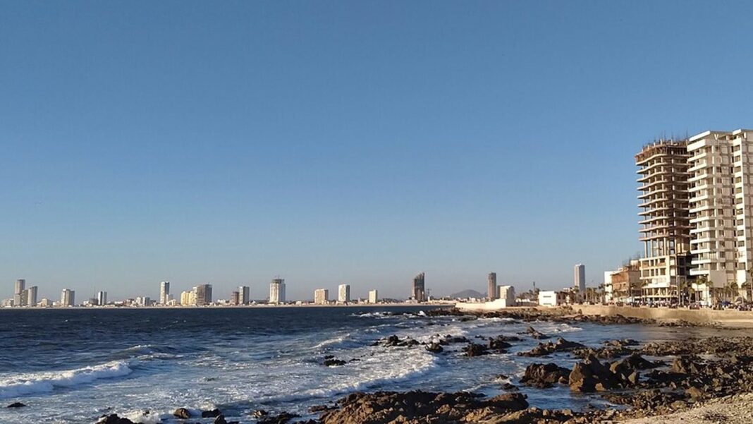 Vista de la costa de Mazatlán con cielo nublado