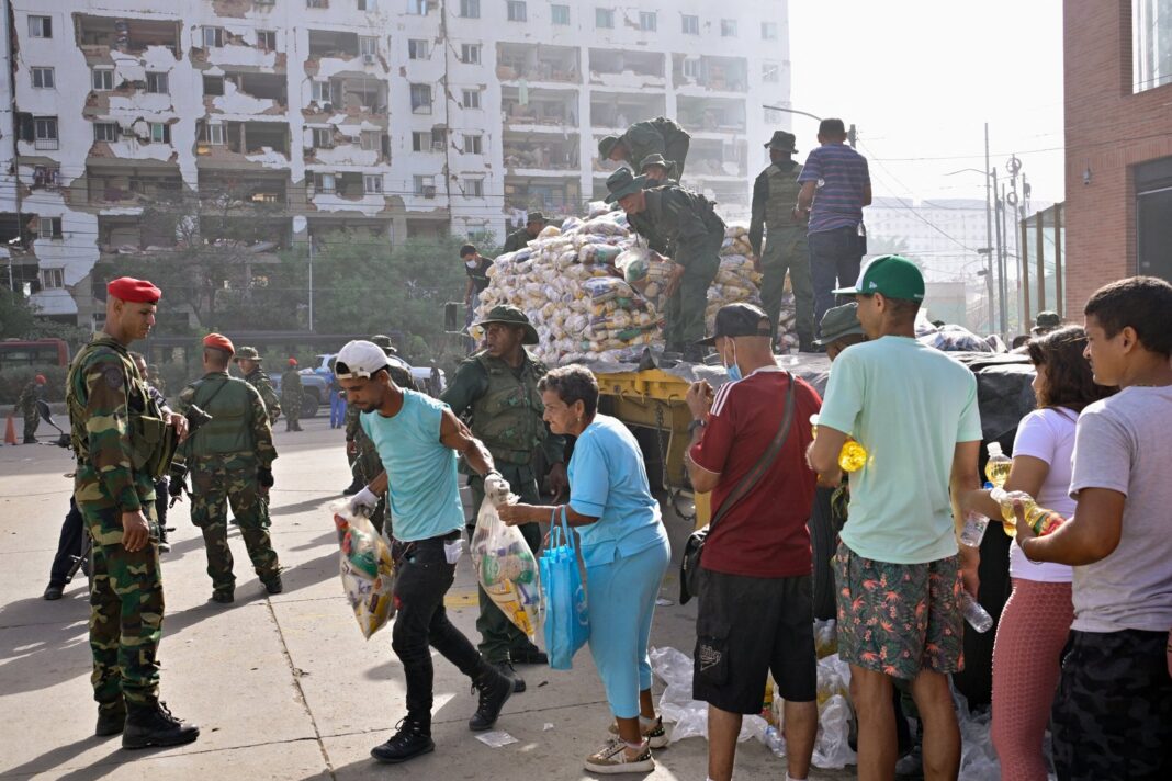 Personas en zona afectada por terremotos en Venezuela