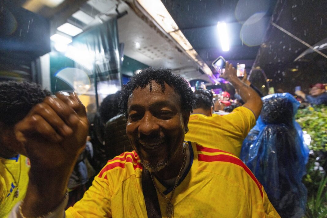 Aficionados colombianos celebrando la victoria 3-1 sobre Uzbekistán en el Mundial 2026