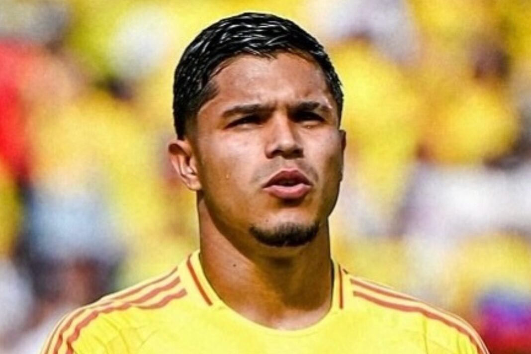 Juan Camilo Cucho Hernández celebrando en el campo de juego