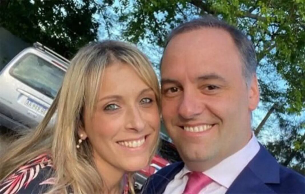 Bettina Angeletti y Manuel Adorni