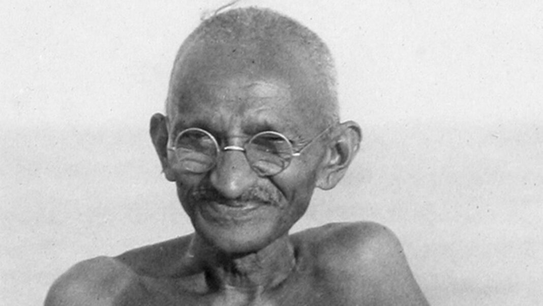 Retrato de Mahatma Gandhi con vestimenta tradicional