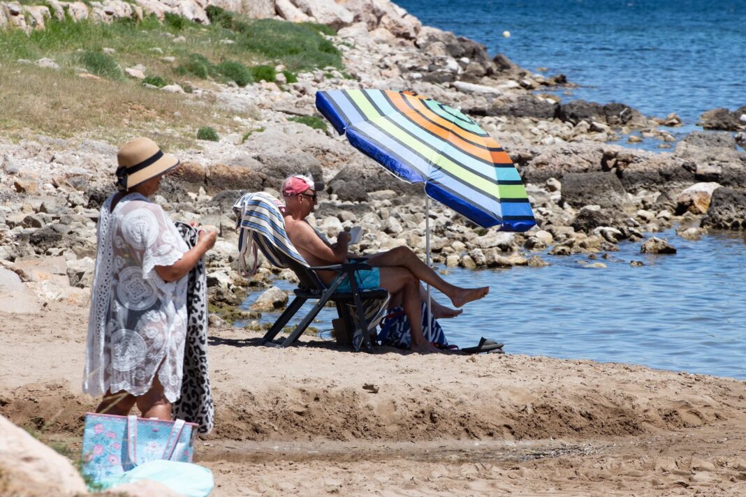 Turistas en la playa durante el verano
