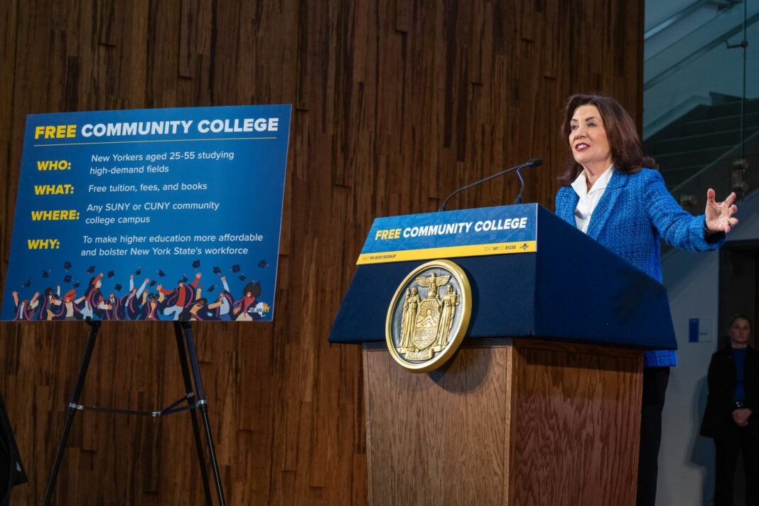 Estudiantes en un campus universitario de Nueva York