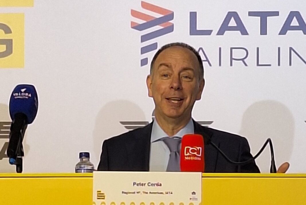 Vicepresidente de IATA Peter Cerda habla en conferencia de prensa