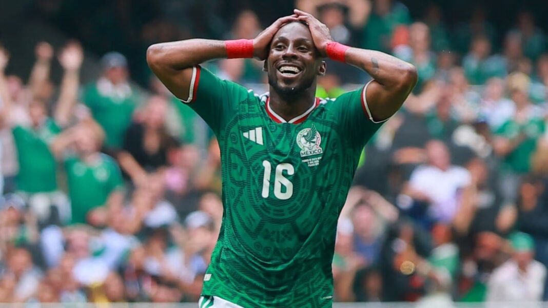 Julián Quiñones en un partido con la selección mexicana