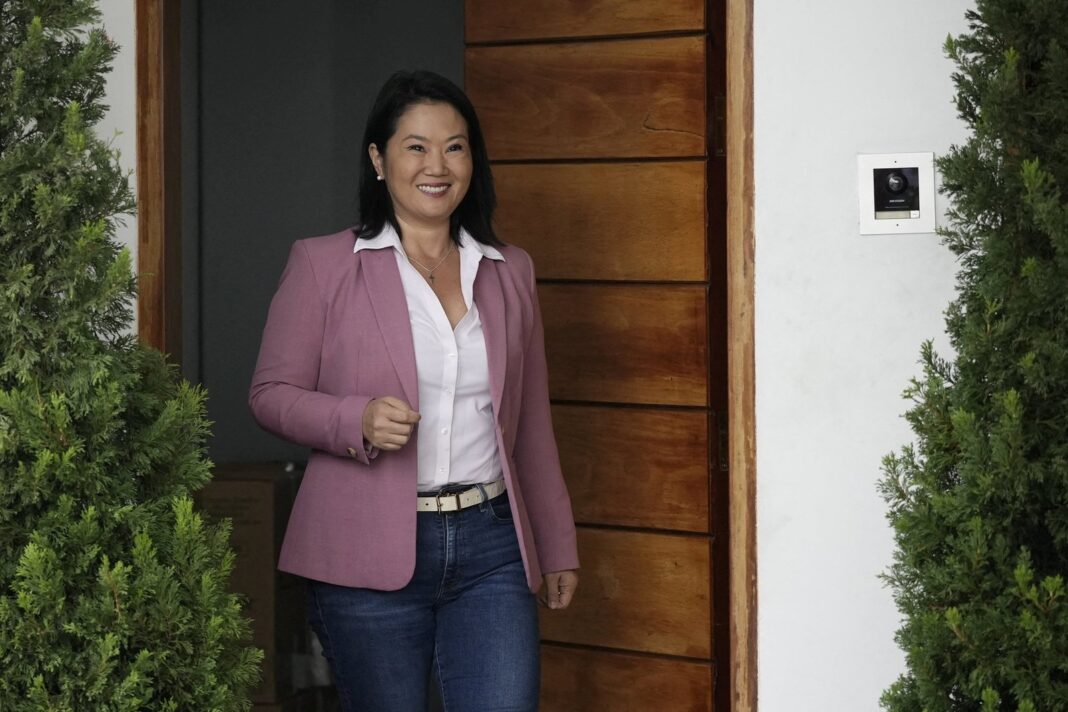 Keiko Fujimori hablando con la prensa
