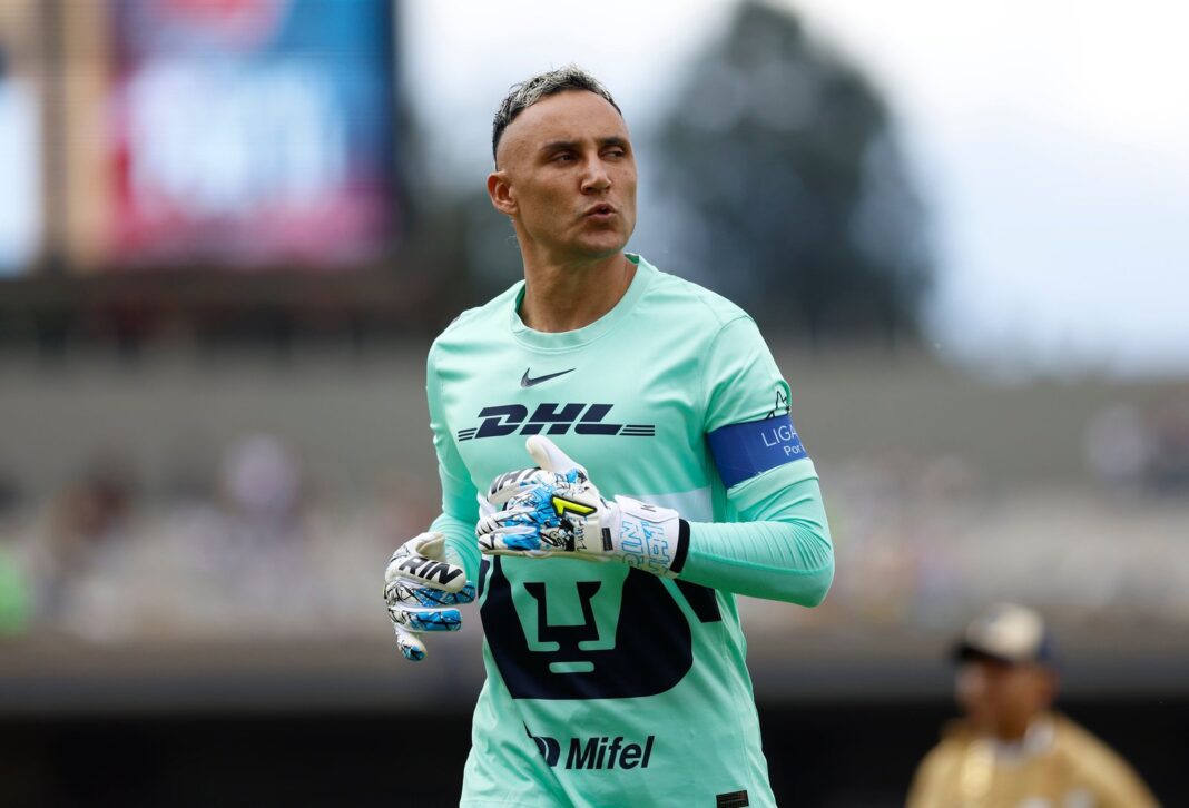 Keylor Navas con la camiseta de Pumas UNAM durante un partido de la Liga MX