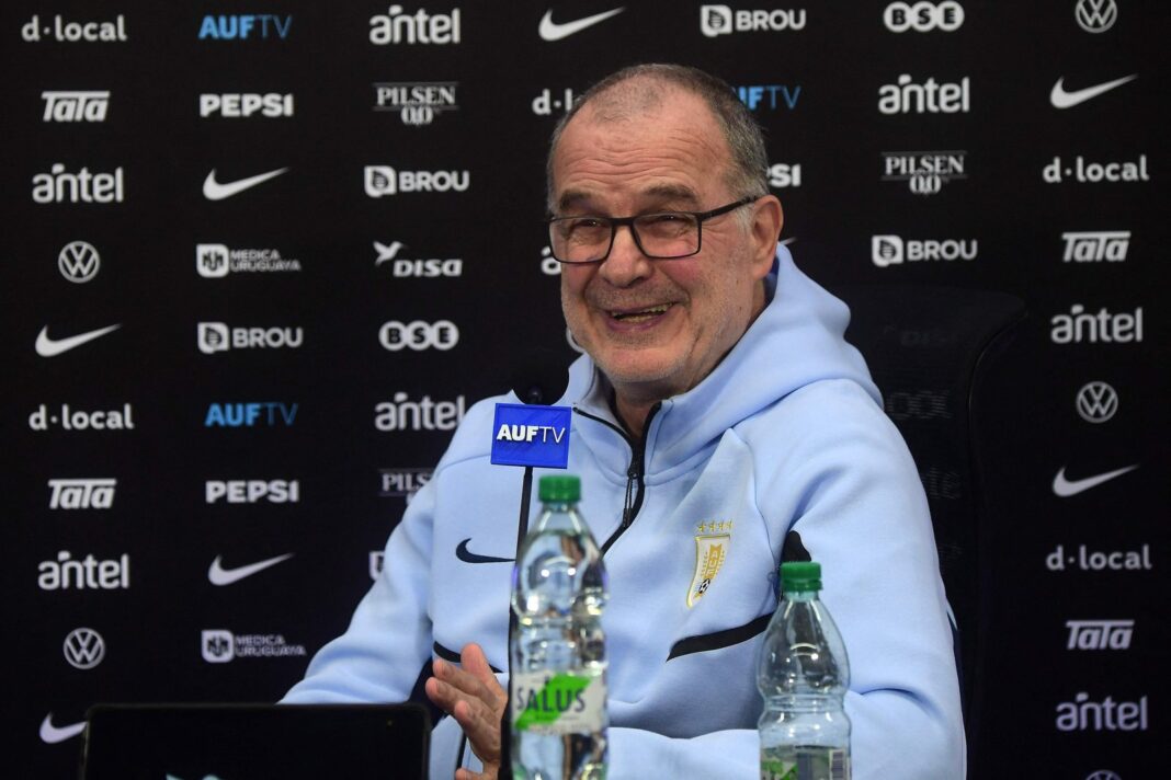 Marcelo Bielsa en conferencia de prensa con la selección uruguaya antes del Mundial 2026