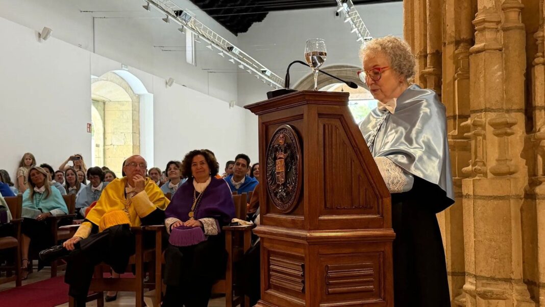 Margaret Atwood durante su discurso en la Universidad de Granada