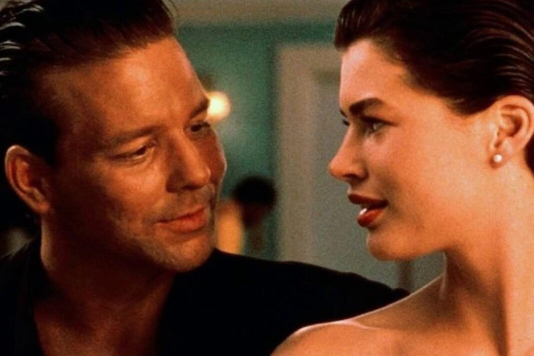 Mickey Rourke y Carré Otis en una escena de la película Orquídea salvaje