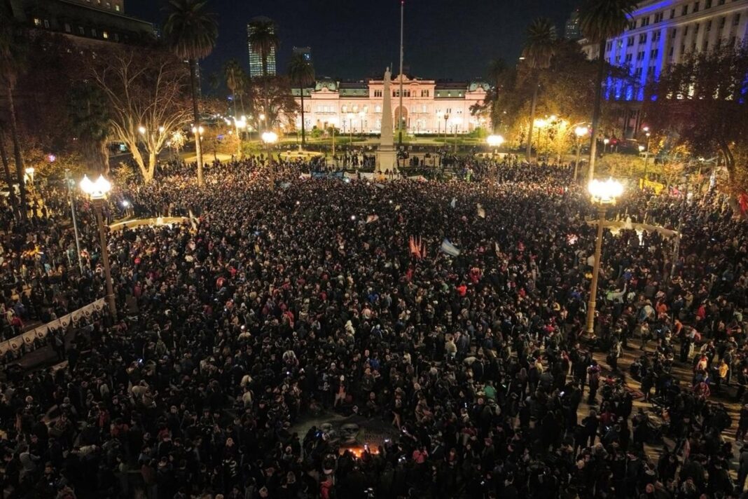 Multitud en Plaza de Mayo durante el funeral del Indio Solari